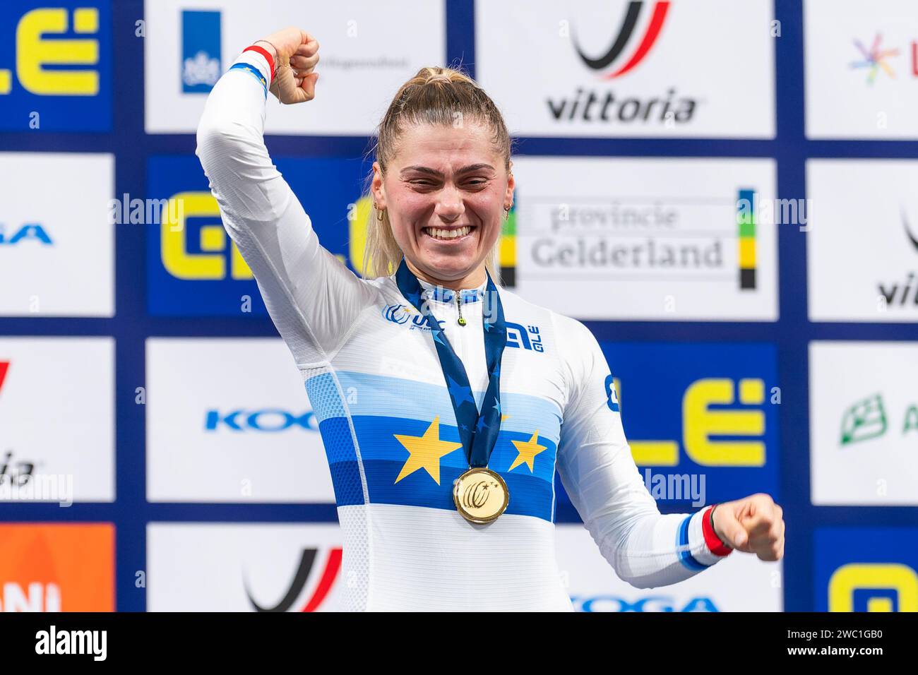 Apeldoorn, Niederlande. Januar 2024. APELDOORN, NIEDERLANDE - 11. JANUAR: Clara Copponi aus Frankreich feiert während der Podestzeremonie, nachdem sie am 2. Tag der UEC Track Elite Europameisterschaft 2024 in Omnisport am 11. Januar 2024 in Apeldoorn, Niederlande, beim Women's Scratch Race teilgenommen hat. (Foto: Joris Verwijst/BSR Agency) Credit: BSR Agency/Alamy Live News Stockfoto