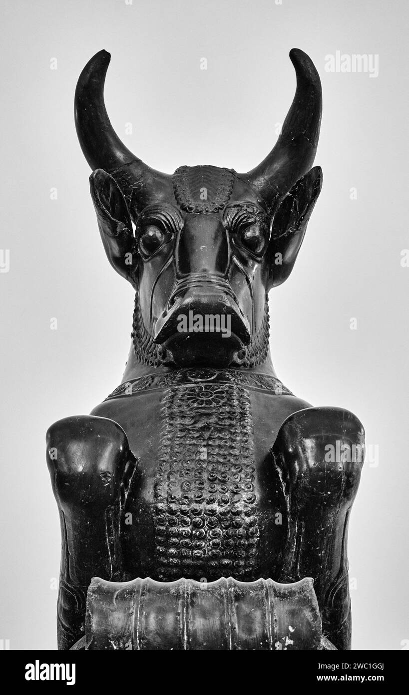 Teheran (Teheran), Iran, 06.24.2023: Eine achämenidische Mastiff-Statue im Nationalmuseum des Iran. Stockfoto