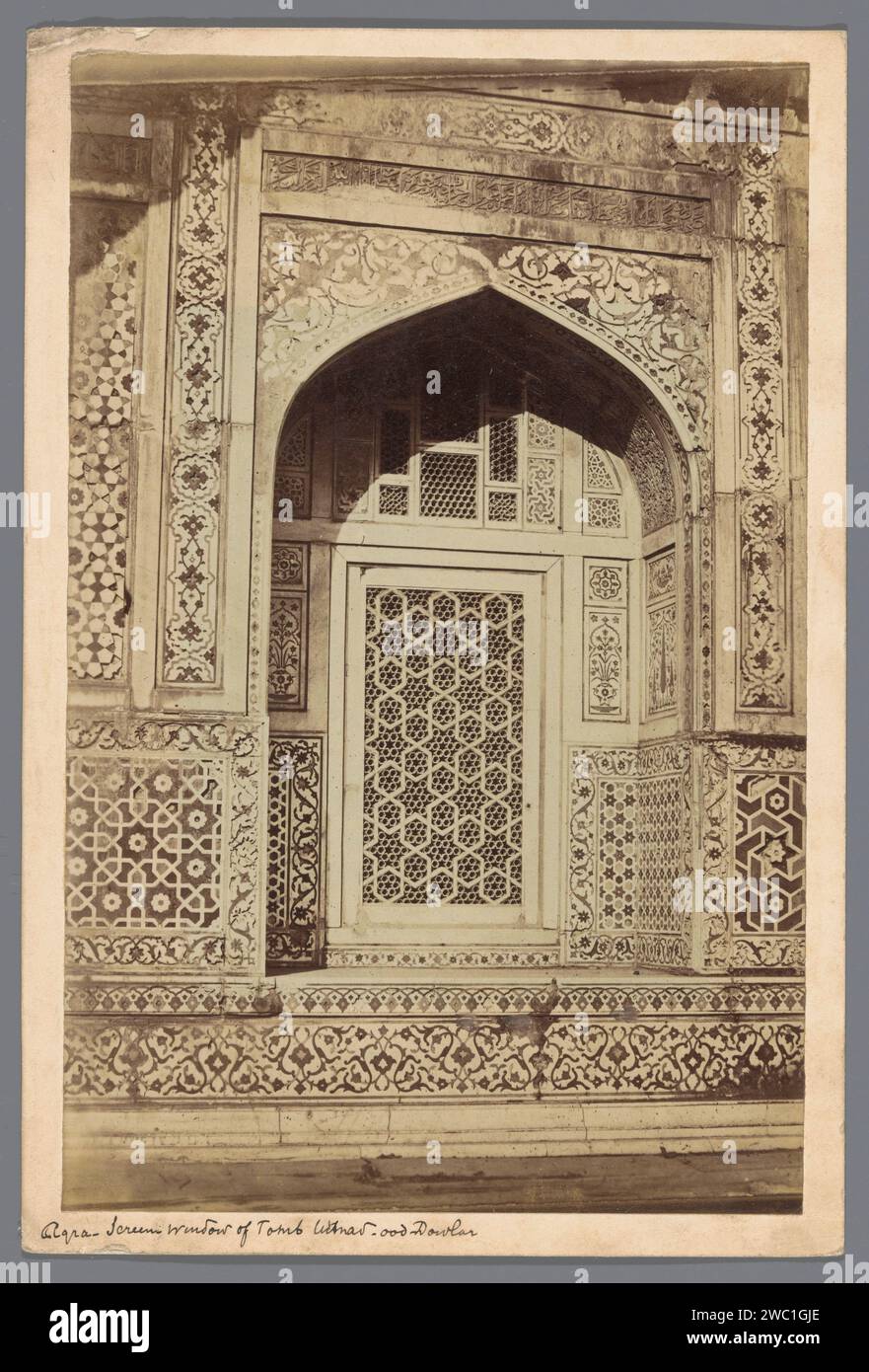 Dekorationen um ein Fenster des Itimad-ud-Daulah-Grabes in Agra, Uttar Pradesh, Indien, anonym, 1865 - 1890 Foto Agra Papier. Fenster aus Pappalbumen Tombe van Itimad-ud-Daulah Stockfoto