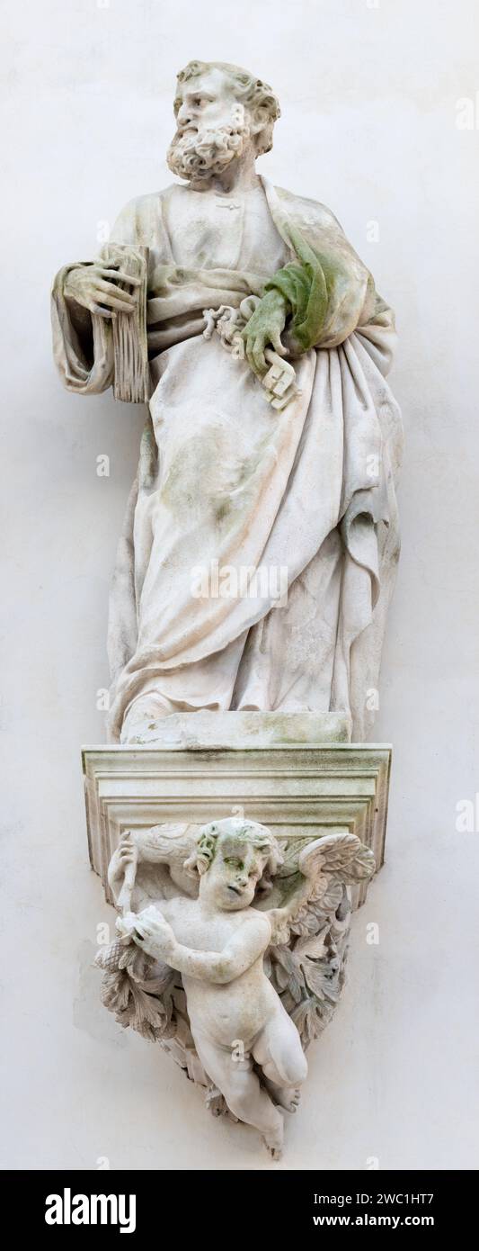 VICENZA, ITALIEN - 7. NOVEMBER 2023: Die Statue von St. Peter der Apostel an der Fassade der Kirche Santuario Santa Maria di Monte Berico am Abend Stockfoto
