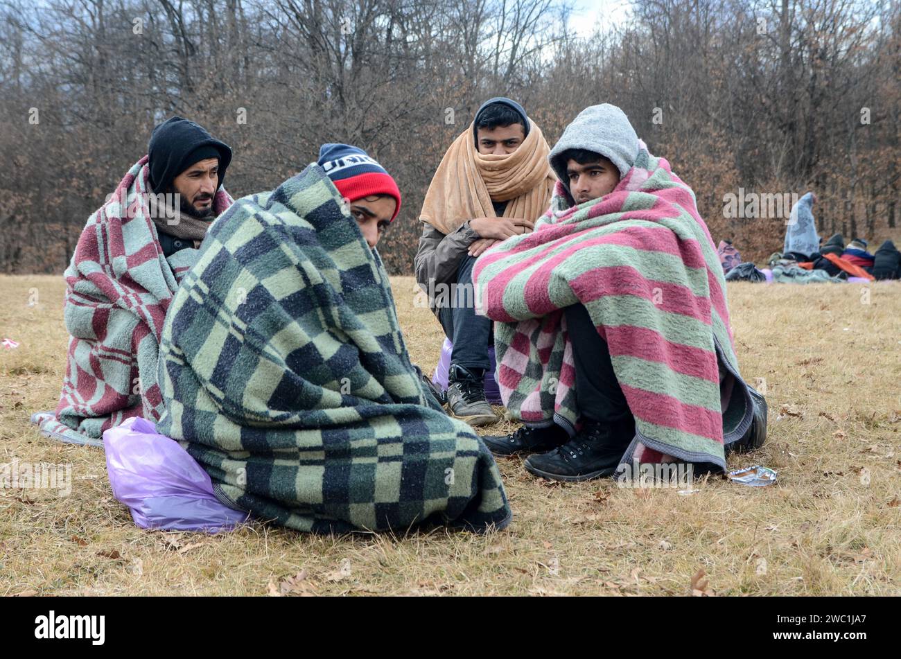 Gruppe von Flüchtlingen, die an kalten Wintertagen in der Nahrungslinie gefrieren. Hunderte Migranten frieren im Lager Lipa ein. Unmenschlicher Zustand. Balkanroute. Stockfoto