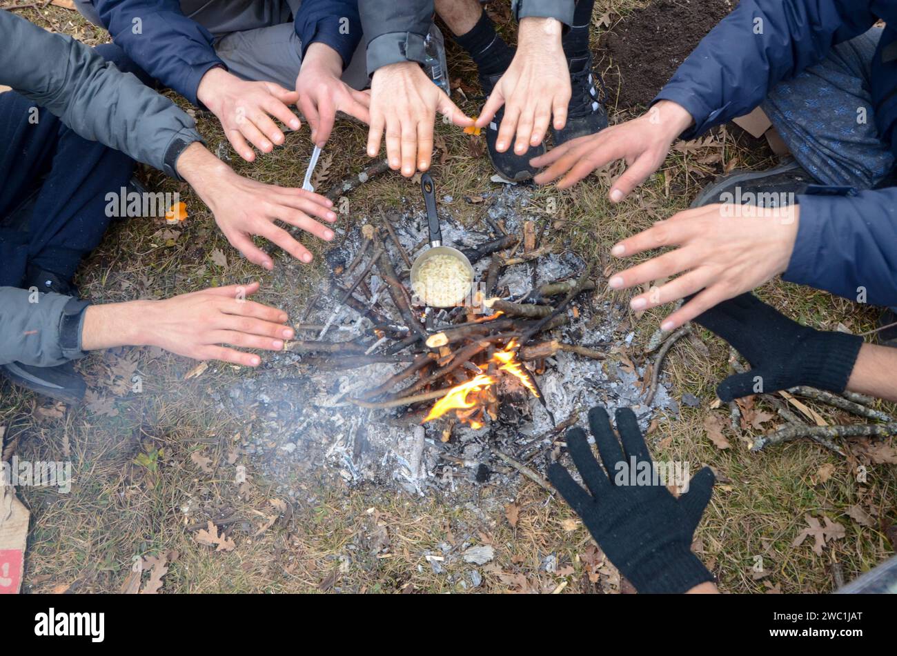 Flüchtlinge wärmen sich am kalten Wintertag um ein Feuer. Tausende von Migranten in Bosnien und Herzegowina sind auf der Balkanroute gefangen. Migranten Stockfoto