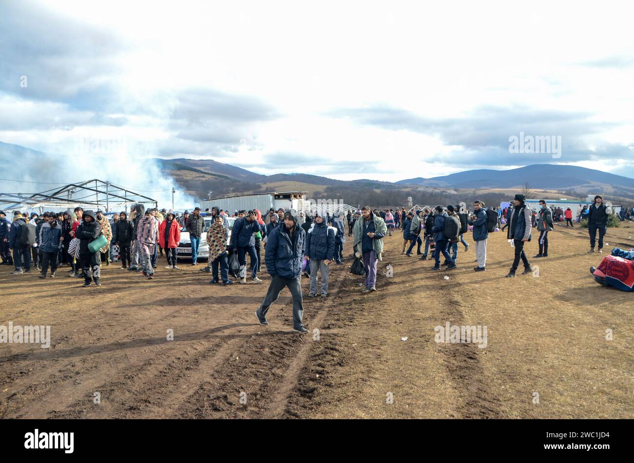 Flüchtlingslager brennt in Bosnien und Herzegowina. Das Migrantenlager Lipa in der Nähe von Bihac wurde durch einen Brand zerstört. Humanitäre Katastrophe. Stockfoto