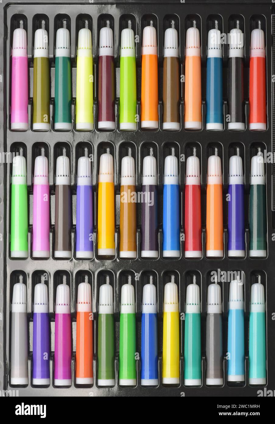 Draufsicht der farbenfrohen Filzstifte in Black Box Stockfoto