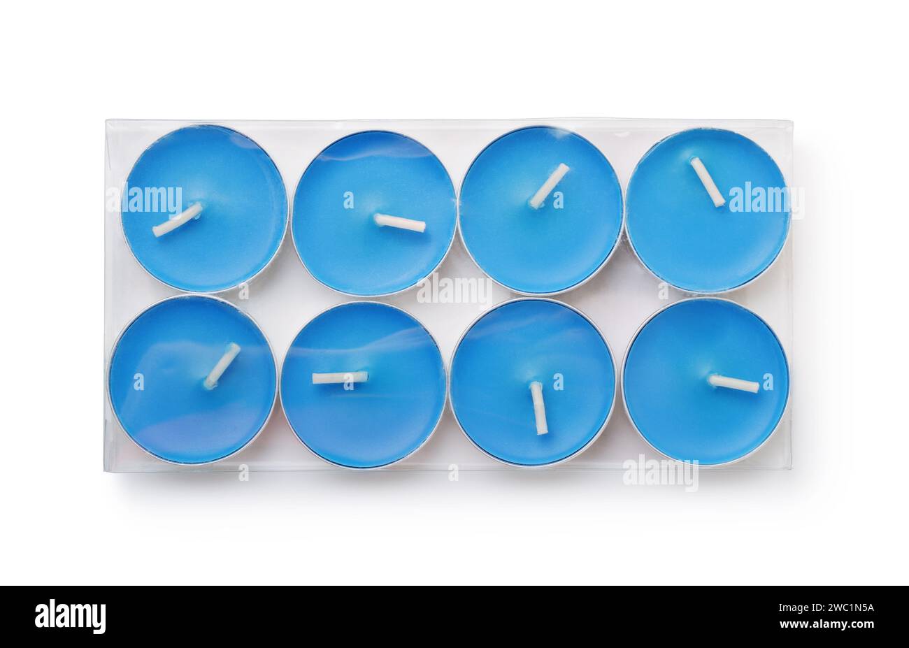 Draufsicht der Verpackung blauer Teelichtkerzen isoliert auf weiß Stockfoto