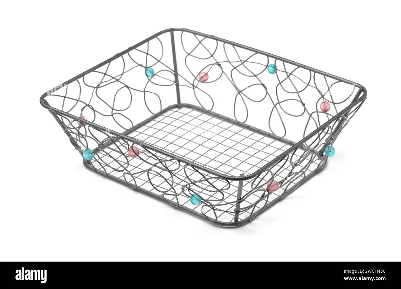 Leerer dekorativer Drahtkorb mit Perlen isoliert auf weiß Stockfoto