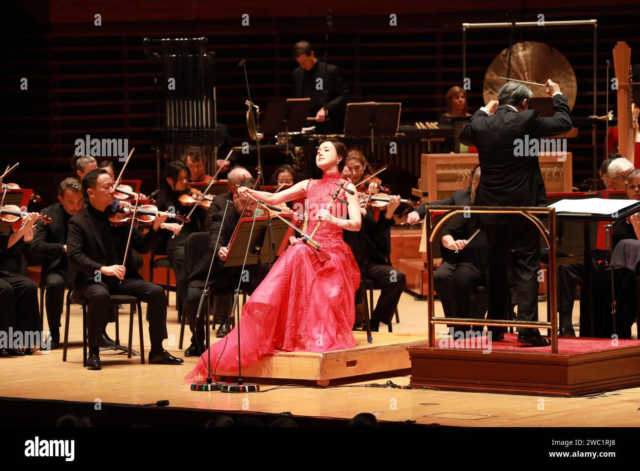 (240113) -- PHILADELPHIA, 13. Januar 2024 (Xinhua) -- der chinesische Huqin (ein traditionelles chinesisches Streichinstrument) Künstler Lu Yiwen (C) tritt während eines Konzerts des Philadelphia Orchestra auf, das am 12. Januar 2024 in der Verizon Hall im Kimmel Center for the Performing Arts in Philadelphia, USA, veranstaltet wird. Das Philadelphia Orchestra brachte am Freitagabend wieder westliche und chinesische Musik zusammen, um das kommende chinesische Mondneujahr zu feiern. Das Philadelphia Orchestra veranstaltete ein Konzert vor über 2.000 Zuschauern in der Verizon Hall im Kimmel Cent Stockfoto