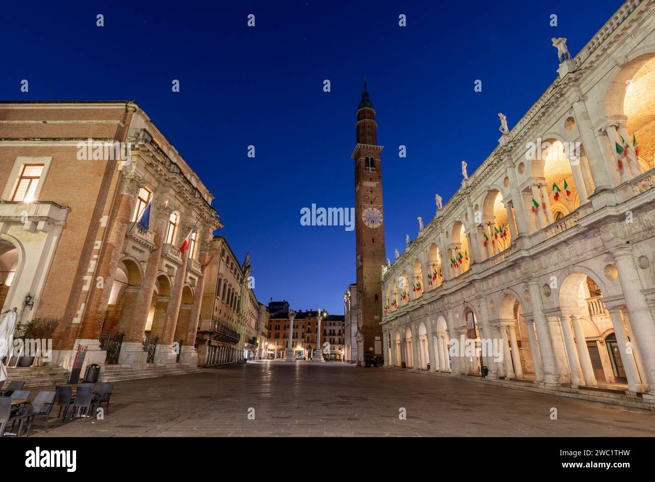 Vicenza - Piazza dei Signori in der Abenddämmerung mit der Basilika Palladiana und Loggia del Capitaniato. Stockfoto