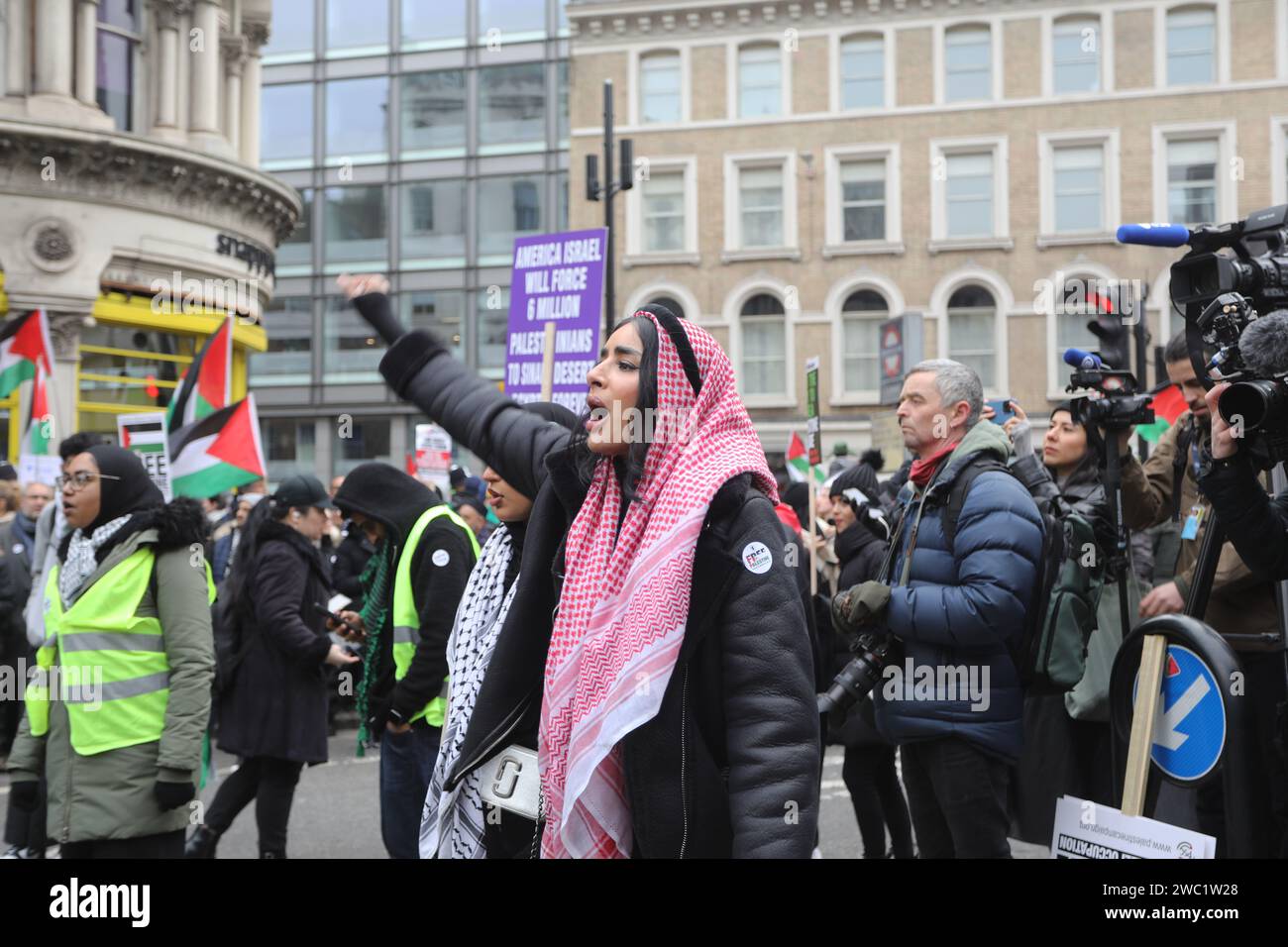 London, UK, 13. Januar 2024. 1000 versammelten sich zum 7. Nationalen marsch für Palästina, Teil einer globalen Aktion für einen vollständigen Waffenstillstand in Gaza. In 60 Städten, 36 Ländern und auf sechs Kontinenten fanden Protestmärsche statt, die sich gegen die israelische Bombardierung des Gazastreifens richteten, die mehr als 23 000 Menschen das Leben kostete. Kredit : Monica Wells/Alamy Live News Stockfoto