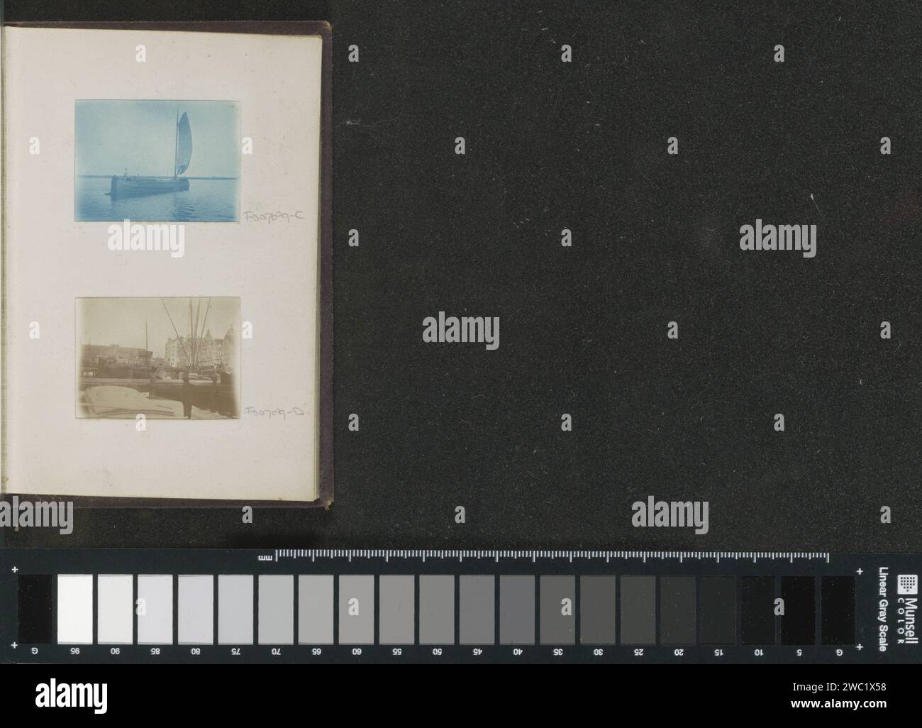 Segelschiff auf einem Wasser, vermutlich in den Niederlanden, Anonym, ca. 1880 - ca. 1900 Foto. Kontakt drucken Teil des Fotoalbums mit 35 Fotos von Amsterdam, Menschen und Tieren. Niederlande Papier. Fotografische Unterstützung Cyanotypisches Segelschiff, Segelboot Niederlande Stockfoto