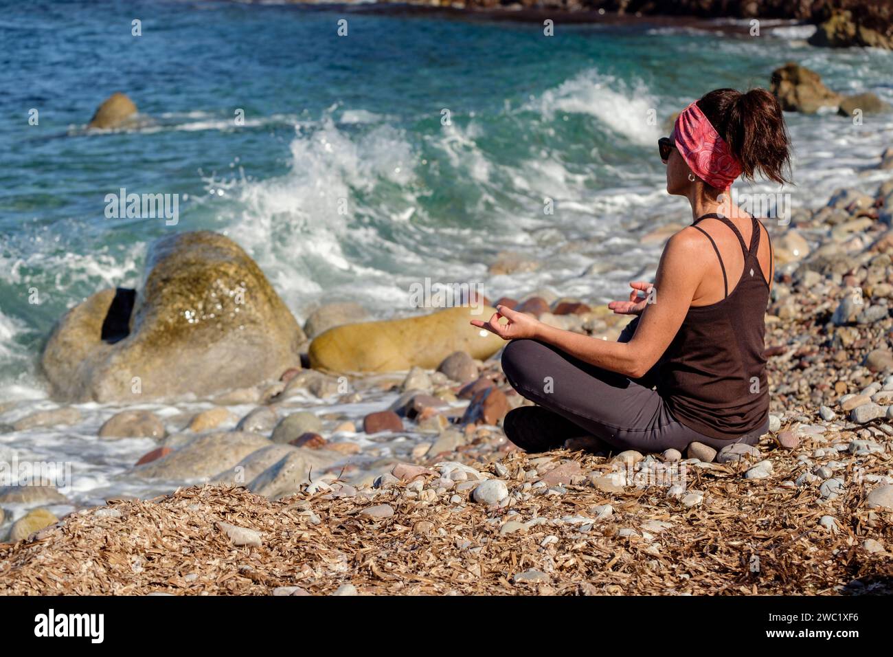 Practiando Yoga en la playa, Port de Valldemossa, Mallorca, balearen, Spanien Stockfoto