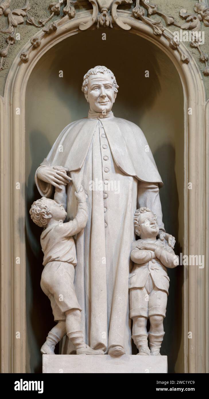 VICENZA, ITALIEN - 6. NOVEMBER 2023: Die geschnitzte Statue von St. Don Bosco in der Kirche Chiesa di San Gaetano von Orazio A. Marzari (1999). Stockfoto