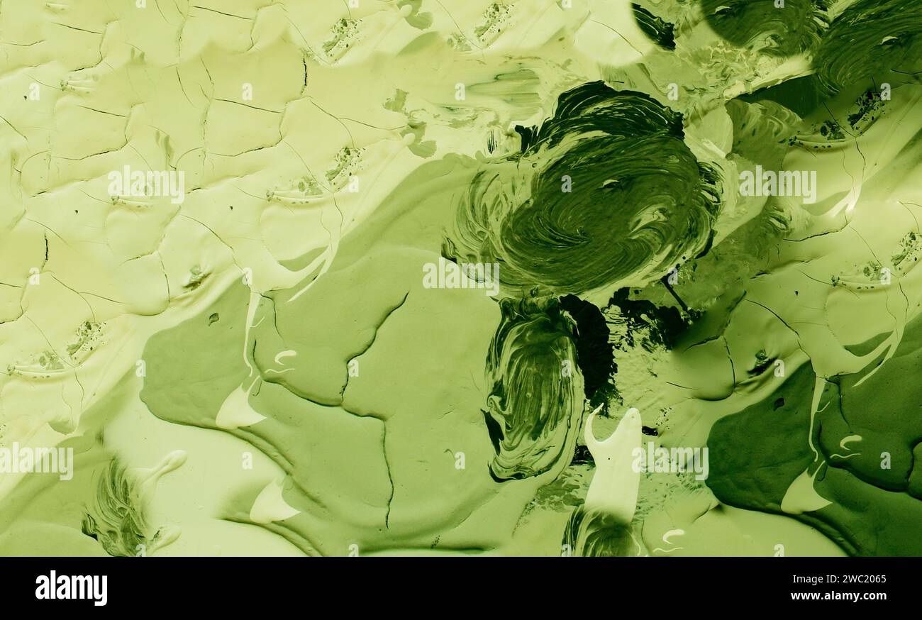 Abstrakter Hintergrund verschmierter und getrockneter Farbe. Farbflecken an der Wand. Stockfoto