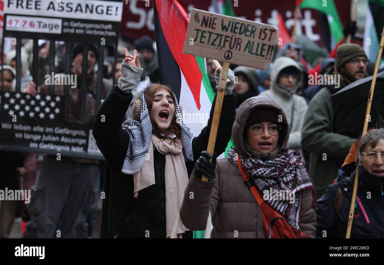 Pro-palästinensische Demonstration gegen das militärische Eingreifen Israels in Gaza. Hunderte von Demonstranten ziehen am Samstagnachmittag von St. Georg aus durch die Hamburger Innenstadt. St. Georg Hamburg *** Pro-palästinensische Demonstration gegen israelische Militäreinsätze im Gazastreifen Hunderte Demonstranten marschierten am Samstagnachmittag von St. Georg durch die Hamburger Innenstadt Stockfoto