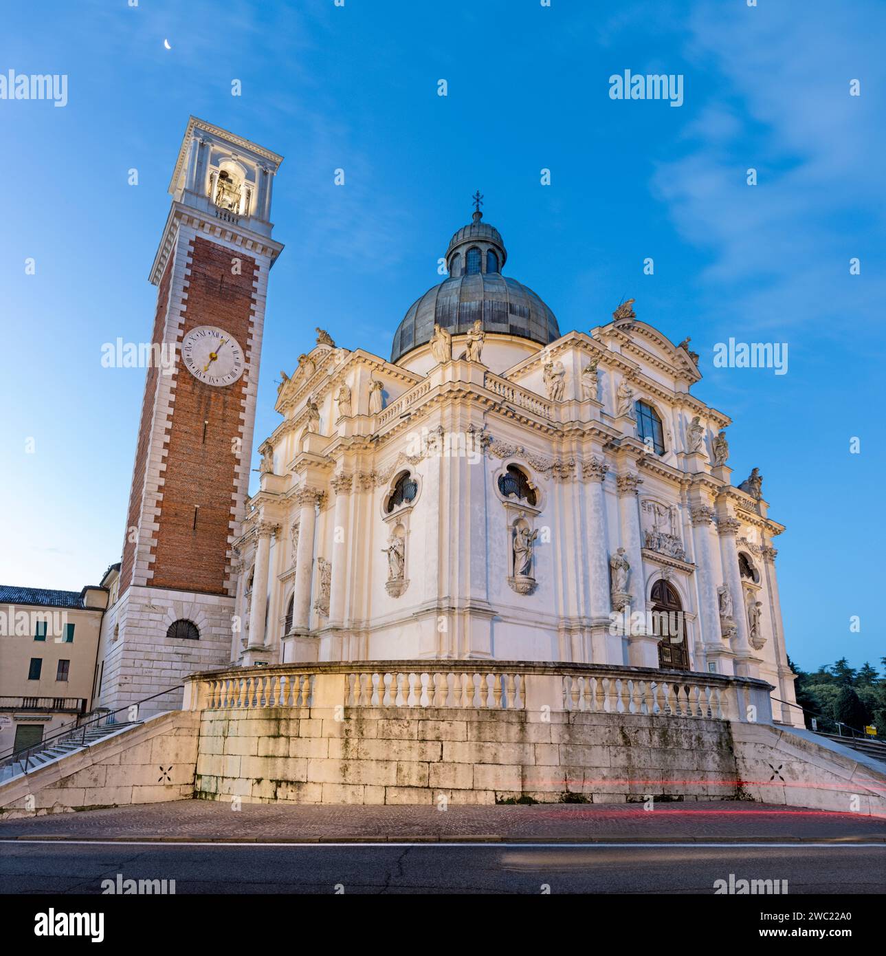 Vicenza - die Kirche Santuario Santa Maria di Monte Berico in der Abenddämmerung. Stockfoto