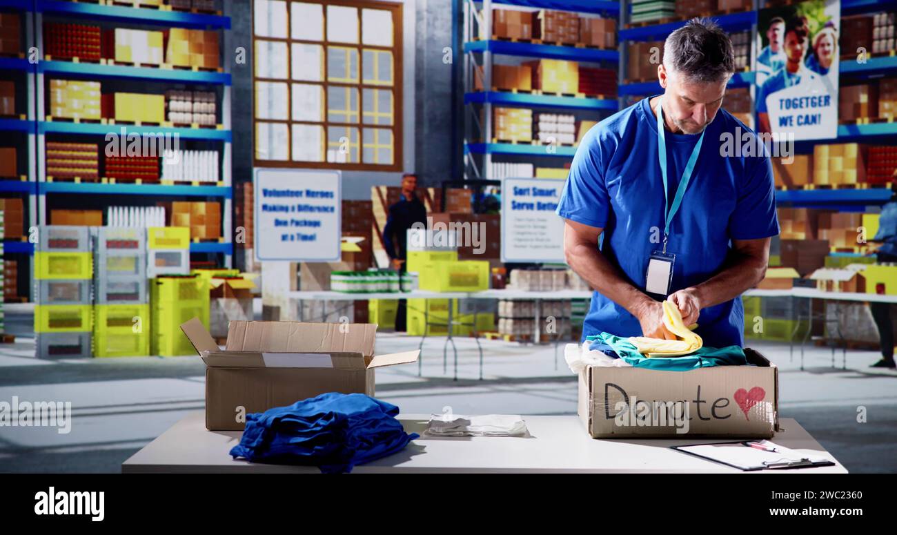 Volunteer Sorting Clothes. Humanitarian Care Refugee Assistance Stockfoto