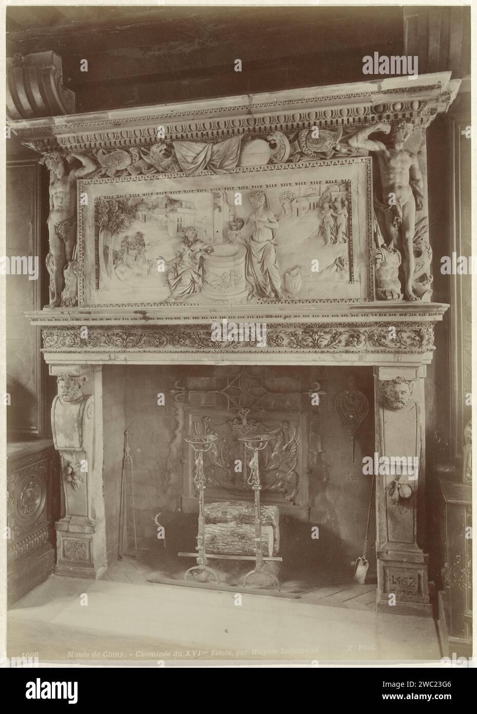 Dekorierter Kamin von Hugues Lallemand im Musée de Cluny, Paris, X Phot., 1887 - 1900 Fotografie Paris Papier Albumendruck Dauerausstellung, Museum. Schornsteinstück, Kaminstück Cluny Museum Stockfoto