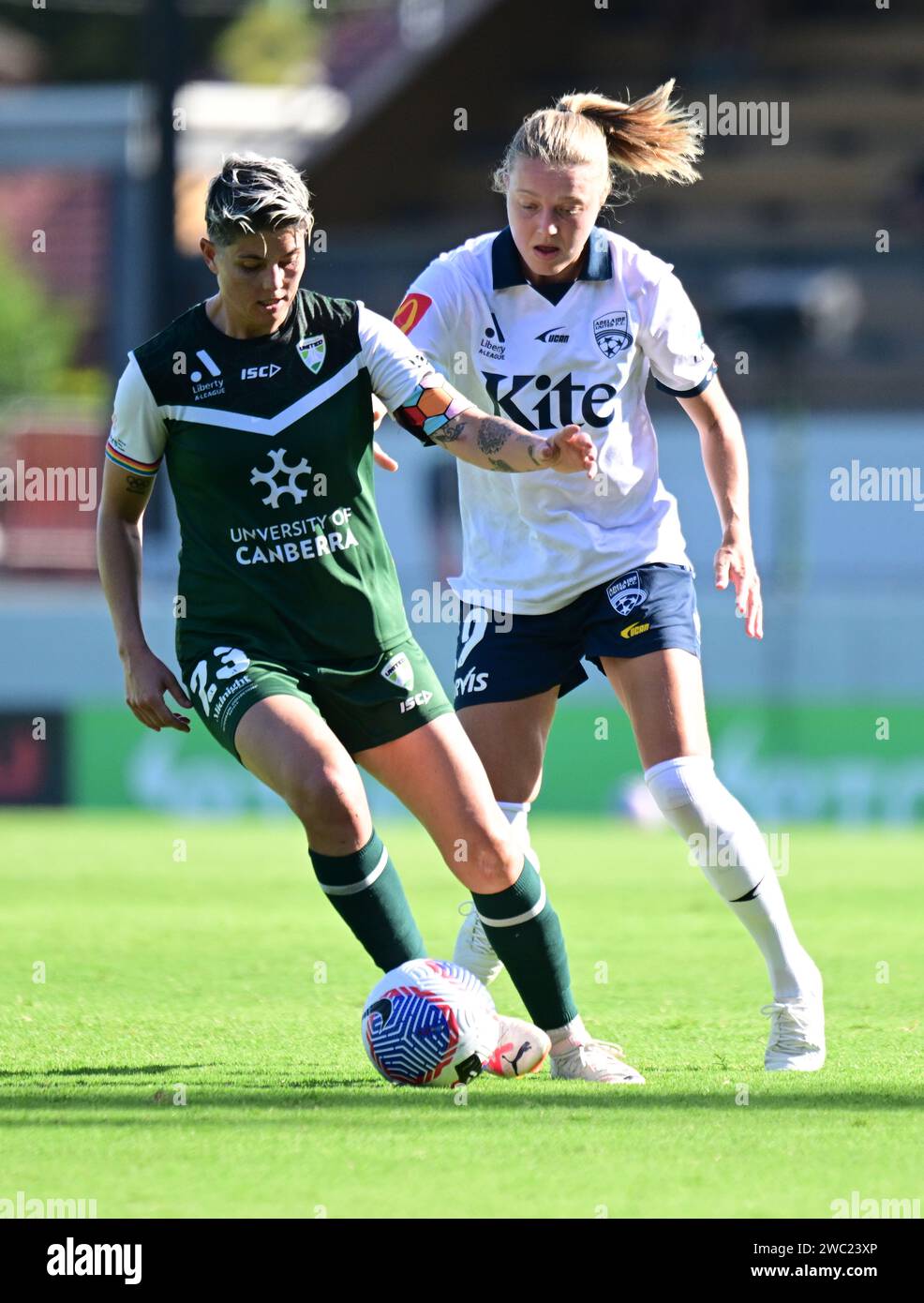 Lilyfield, Australien. Januar 2024. Michelle Pearl Heyman (L) von Canberra United und Maruschka Waldus (R) von Adelaide United sind in der A-League 2023/24 in der Unite Round-Partie zwischen Adelaide United und Canberra United im Leichhardt Oval zu sehen. Endpunktzahl: Canberra United 3:1 Adelaide United. Quelle: SOPA Images Limited/Alamy Live News Stockfoto