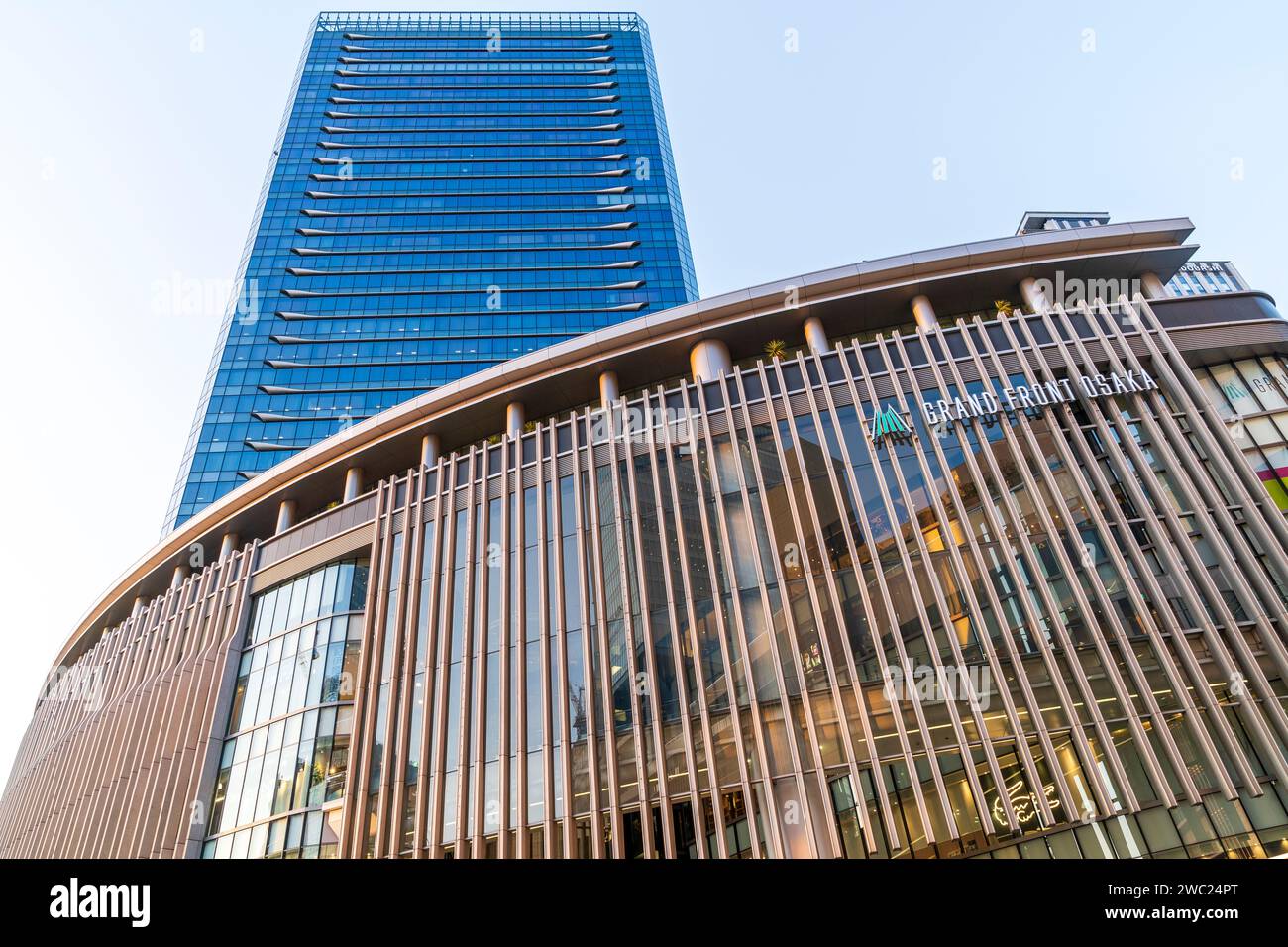 Blick auf die Golden-Hour, Vorplatz der Osaka Station City und das beeindruckende Osaka Grand Front Shopping Complex mit hohen Büroblocks dahinter. Stockfoto