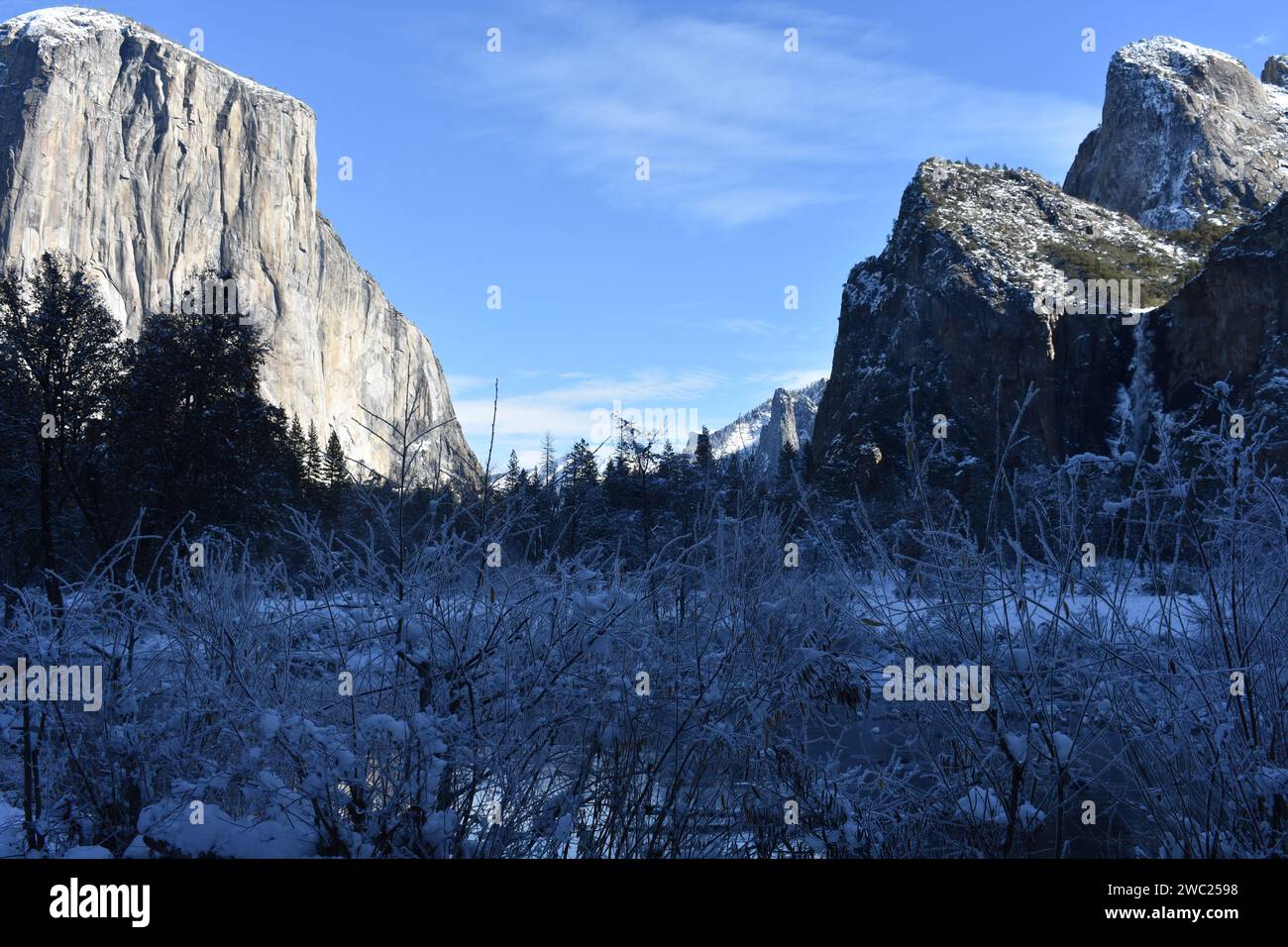 Ein wunderschöner Blick auf das Yosemite-Tal Anfang Dezember, bedeckt mit dickem Schnee Stockfoto