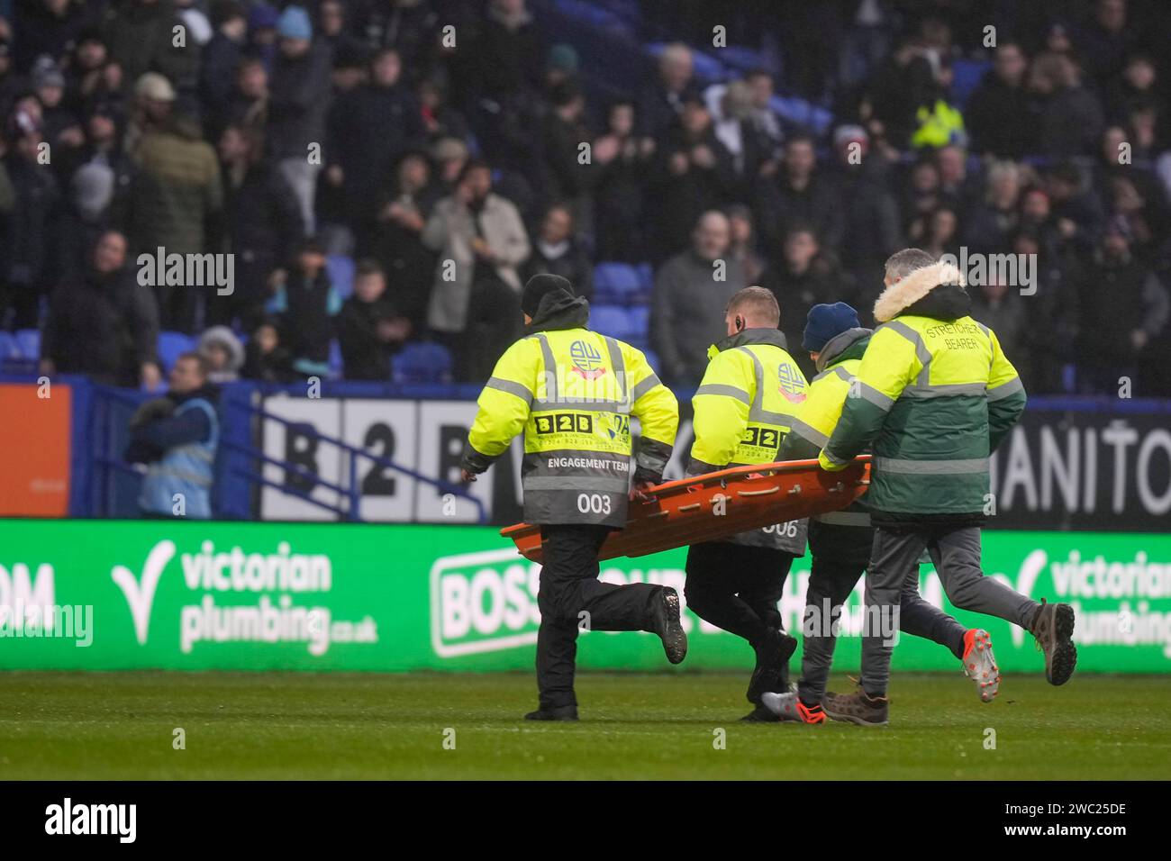 Bolton, Großbritannien. Januar 2024. Para-Sanitäter laufen während eines medizinischen Notfalls während des Spiels der Sky Bet League 1 Bolton Wanderers gegen Cheltenham Town im Toughsheet Community Stadium, Bolton, Vereinigtes Königreich, 13. Januar 2024 (Foto: Steve Flynn/News Images) in Bolton, Vereinigtes Königreich am 13. Januar 2024. (Foto: Steve Flynn/News Images/SIPA USA) Credit: SIPA USA/Alamy Live News Stockfoto