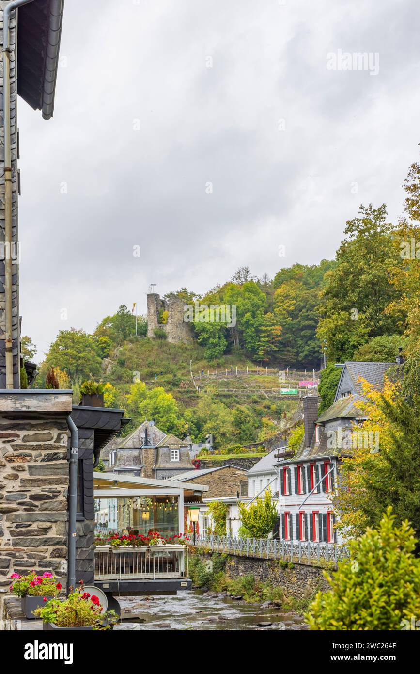 Monschau, Deutschland - 12. Oktober 2023: Hängendes Restaurant in Monschau in Herbstfarben. Die Stadt in Westdeutschland ist bekannt für ihr mittelalterliches Zentrum mit Fachwerkhäusern und engen Kopfsteinpflasterstraßen. Stockfoto