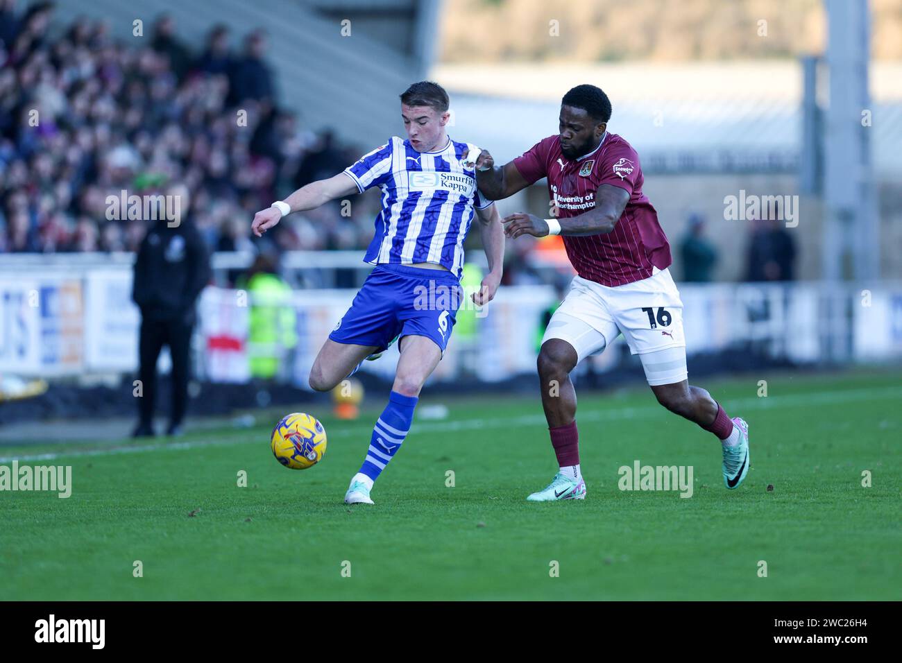 Charlie Hughes wird von Northampton Town Tyreece Simpson in der ersten Hälfte des Spiels der Sky Bet League 1 zwischen Northampton Town und Wigan Athletic im PTS Academy Stadium, Northampton, am Samstag, den 13. Januar 2024, gefordert. (Foto: John Cripps | MI News) Credit: MI News & Sport /Alamy Live News Stockfoto