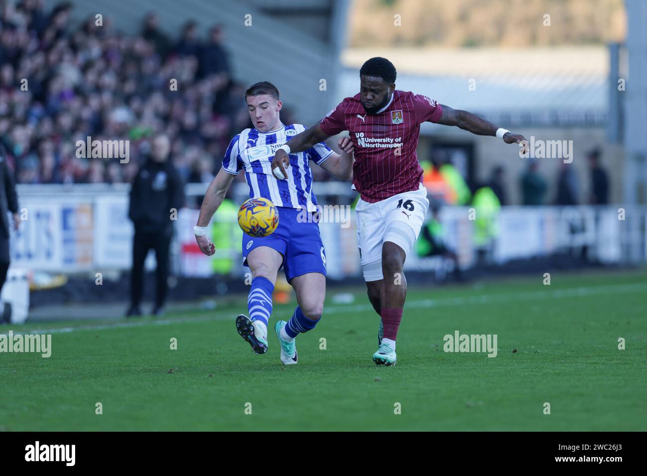 Charlie Hughes wird von Northampton Town Tyreece Simpson in der ersten Hälfte des Spiels der Sky Bet League 1 zwischen Northampton Town und Wigan Athletic im PTS Academy Stadium, Northampton, am Samstag, den 13. Januar 2024, gefordert. (Foto: John Cripps | MI News) Credit: MI News & Sport /Alamy Live News Stockfoto