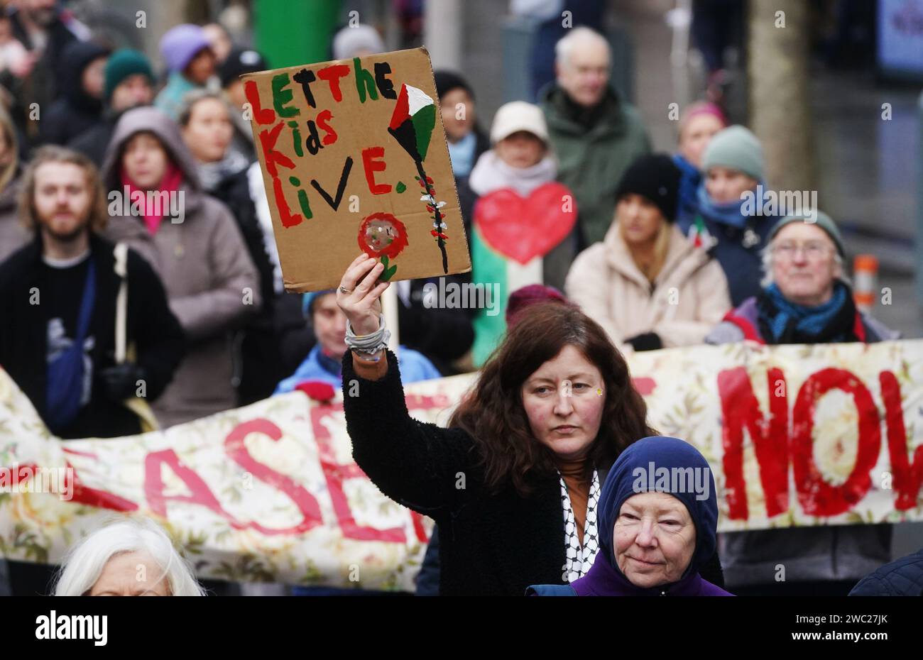 Die Demonstranten nehmen an einem von der Solidaritätskampagne Irland-Palästina organisierten marsch in der O'Connell Street in Dublin Teil. Tausende von Menschen sind durch das Stadtzentrum von Dublin marschiert, um gegen Israels Militäroperationen in Gaza zu protestieren. Die Demonstranten schwenkten palästinensische Flaggen und hielten Plakate, die die irische, die US-amerikanische und die israelische Regierung kritisierten. Demonstranten beschuldigten Israel, Völkermord begangen zu haben, indem sie „freies, freies Palästina“ und „vom Fluss zum Meer wird Palästina frei sein“ skandierten. Bilddatum: Samstag, 13. Januar 2024. Stockfoto