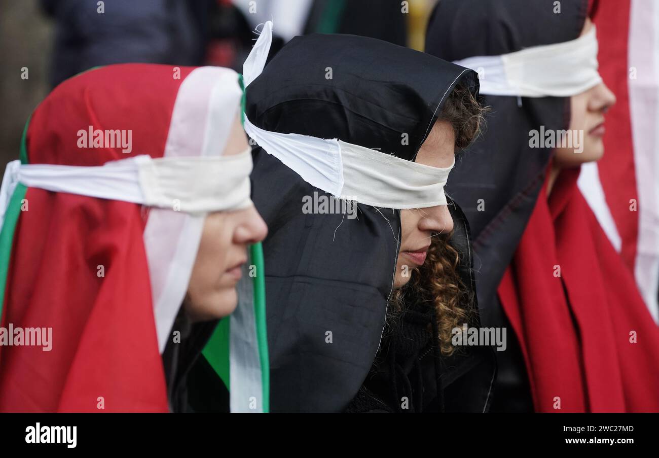 Die Demonstranten nehmen an einem von der Solidaritätskampagne Irland-Palästina organisierten marsch in der O'Connell Street in Dublin Teil. Tausende von Menschen sind durch das Stadtzentrum von Dublin marschiert, um gegen Israels Militäroperationen in Gaza zu protestieren. Die Demonstranten schwenkten palästinensische Flaggen und hielten Plakate, die die irische, die US-amerikanische und die israelische Regierung kritisierten. Demonstranten beschuldigten Israel, Völkermord begangen zu haben, indem sie „freies, freies Palästina“ und „vom Fluss zum Meer wird Palästina frei sein“ skandierten. Bilddatum: Samstag, 13. Januar 2024. Stockfoto