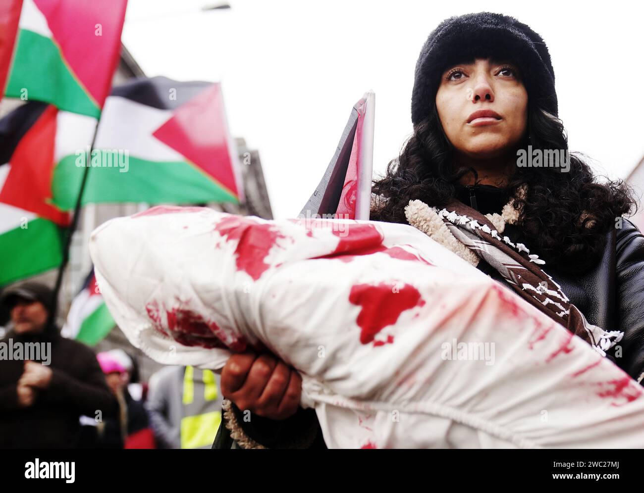 Die Demonstranten nehmen an einem von der Solidaritätskampagne Irland-Palästina organisierten marsch in der O'Connell Street in Dublin Teil. Tausende von Menschen sind durch das Stadtzentrum von Dublin marschiert, um gegen Israels Militäroperationen in Gaza zu protestieren. Die Demonstranten schwenkten palästinensische Flaggen und hielten Plakate, die die irische, die US-amerikanische und die israelische Regierung kritisierten. Demonstranten beschuldigten Israel, Völkermord begangen zu haben, indem sie „freies, freies Palästina“ und „vom Fluss zum Meer wird Palästina frei sein“ skandierten. Bilddatum: Samstag, 13. Januar 2024. Stockfoto