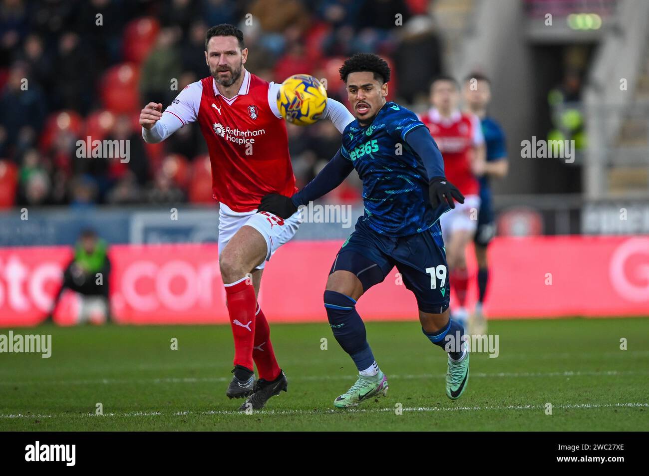 Sean Morrison von Rotherham United jagt Ryan Mmaee aus Stoke City während des Sky Bet Championship Matches Rotherham United gegen Stoke City im New York Stadium, Rotherham, Vereinigtes Königreich, 13. Januar 2024 (Foto: Craig Cresswell/News Images) Stockfoto