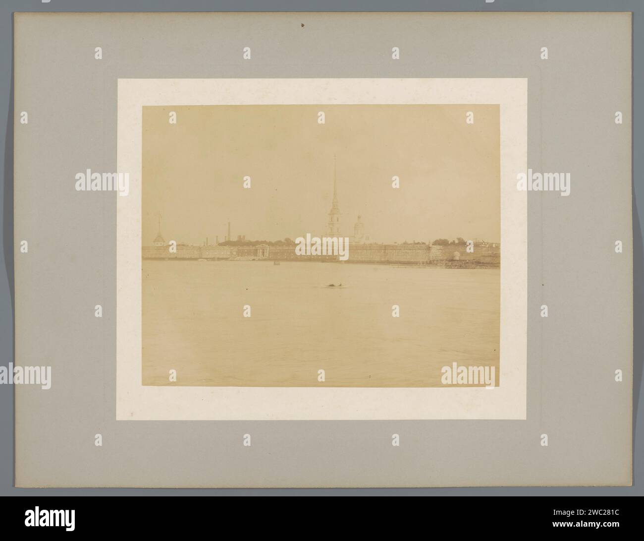 Ansicht des Petrus-en-Paulvesting auf der Neva, in der Mitte der Petrus-en-Paulus Kathedrale, Anonym, 1860-1890 Foto Sint-Petersburger Papier. Festung aus Karton mit Albumendruck. Russisch-orthodoxe Kirche Petrus und Pauluskathedral. Peter-und-Paul-Festung. Neva Stockfoto