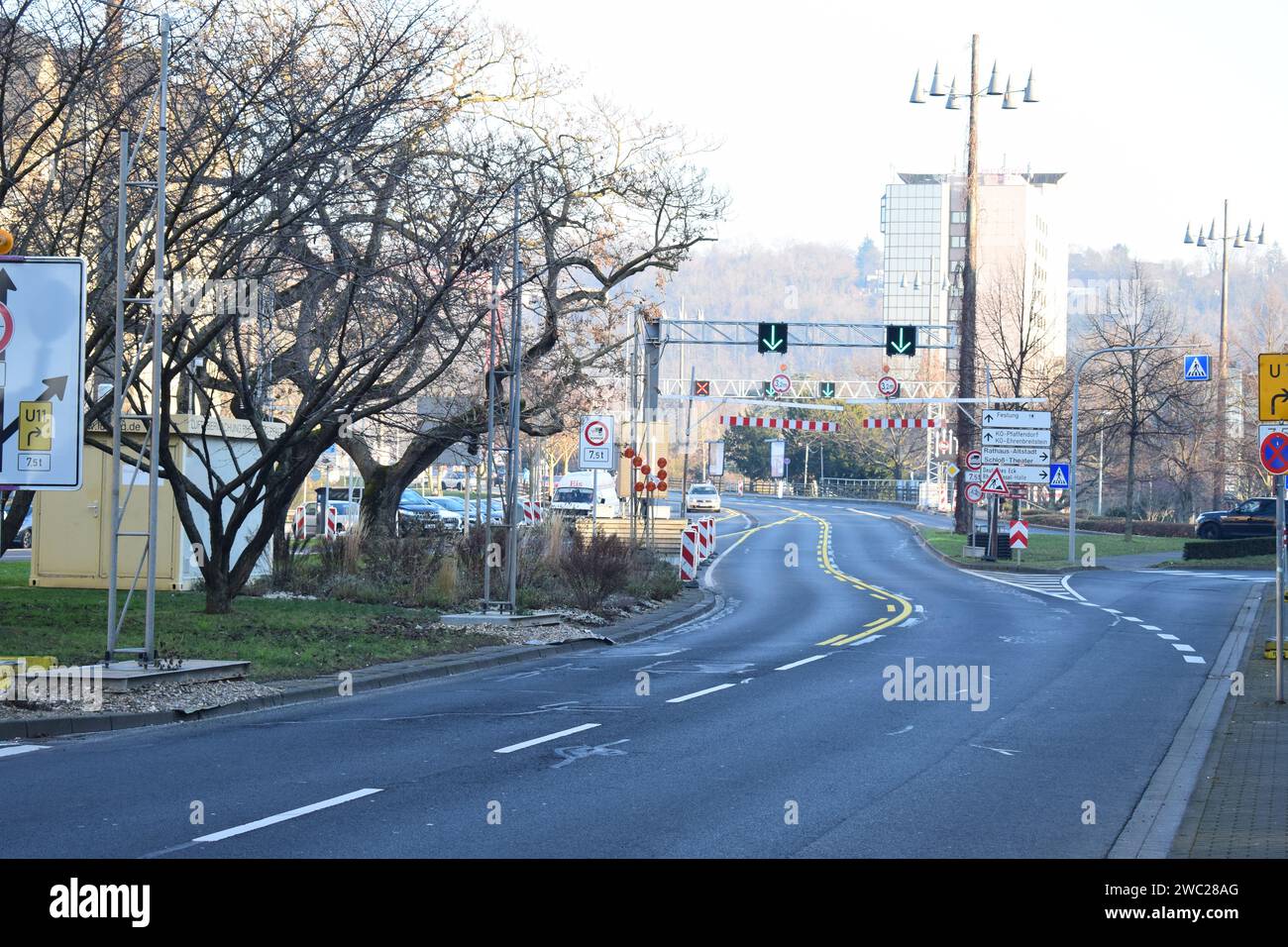 Verkehrsschild an der Pfaffendorfer Brücke in Koblenz während des Wiederaufbaus Stockfoto