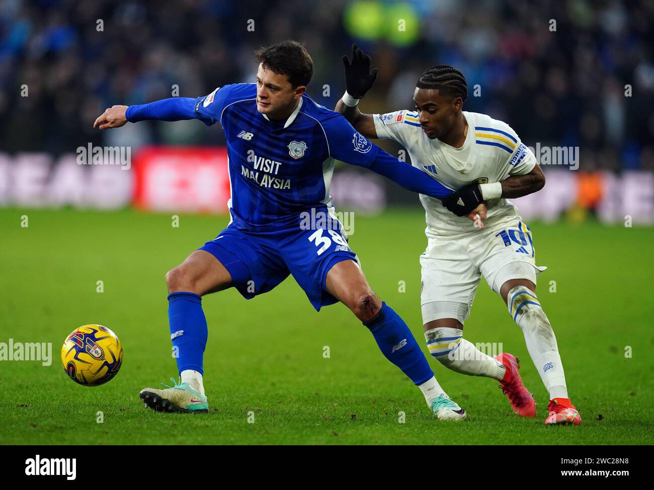 Perry ng von Cardiff City und Leeds United's Crysencio Summerville (rechts) kämpfen um den Ball während des Sky Bet Championship Matches im Cardiff City Stadium, Wales. Bilddatum: Samstag, 13. Januar 2024. Stockfoto