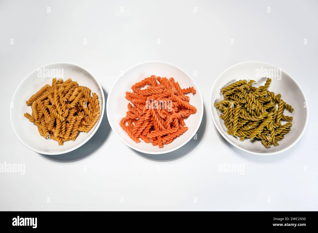Hülsennudeln Fusilli mit weniger Kohlenhydraten, aber mehr Protein und Ballaststoffe für eine gesunde Ernährung, hergestellt aus Kichererbsen, roten Linsen und Mungbohnen in drei W Stockfoto