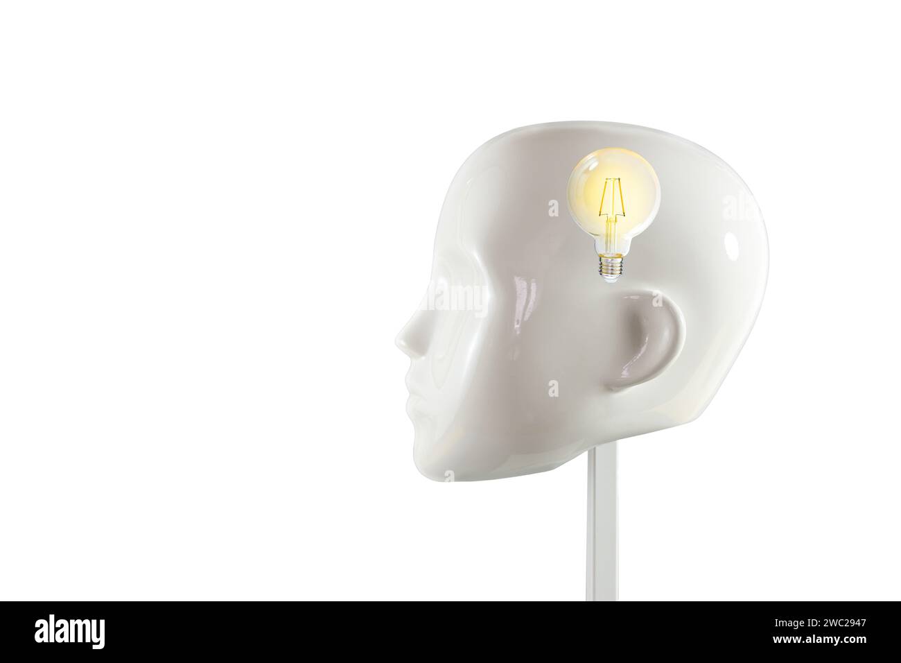 Glühende Glühbirne im Kopf einer weißen Puppe, Konzept für Ideen, Geist, Einsicht, Realisierung und Kreativität, isoliert auf weiß, Kopie Spac Stockfoto