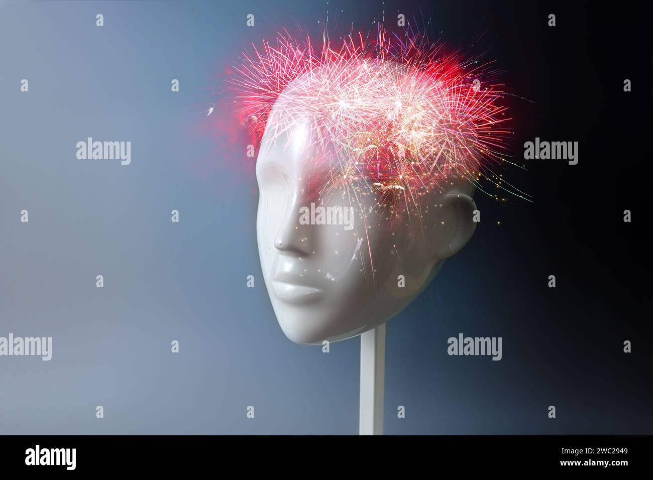 Feuerwerk im neutralen Schaufensterkopf, Konzept für Ideen, Inspiration und kreative Verbindungen, aber auch für Neurologie, Kopfschmerzen, Migräne oder mentale PR Stockfoto