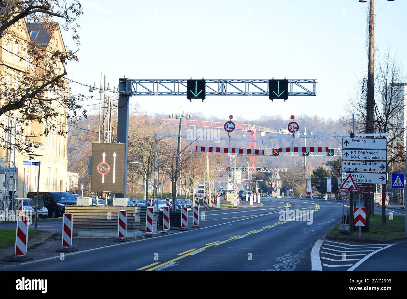 Verkehrsschild an der Pfaffendorfer Brücke in Koblenz während des Wiederaufbaus Stockfoto