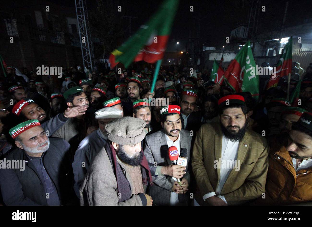 Mitglieder von Tehreek-e-Insaf (PTI) halten am Samstag, den 13. Januar 2024, an der Charsadda-Straße in Peshawar eine Protestdemonstration gegen das Parteimanagement der PTI ab. Quelle: Pakistan Press International (PPI)/Alamy Live News Stockfoto