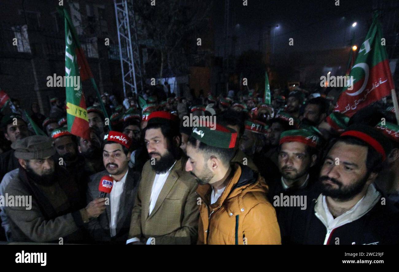 Mitglieder von Tehreek-e-Insaf (PTI) halten am Samstag, den 13. Januar 2024, an der Charsadda-Straße in Peshawar eine Protestdemonstration gegen das Parteimanagement der PTI ab. Quelle: Pakistan Press International (PPI)/Alamy Live News Stockfoto