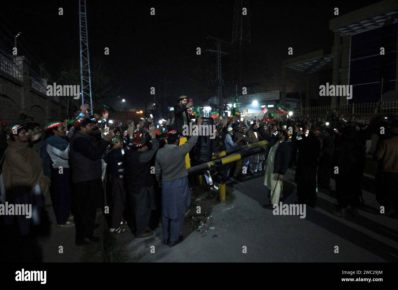 Mitglieder von Tehreek-e-Insaf (PTI) halten am Samstag, den 13. Januar 2024, an der Charsadda-Straße in Peshawar eine Protestdemonstration gegen das Parteimanagement der PTI ab. Quelle: Pakistan Press International (PPI)/Alamy Live News Stockfoto