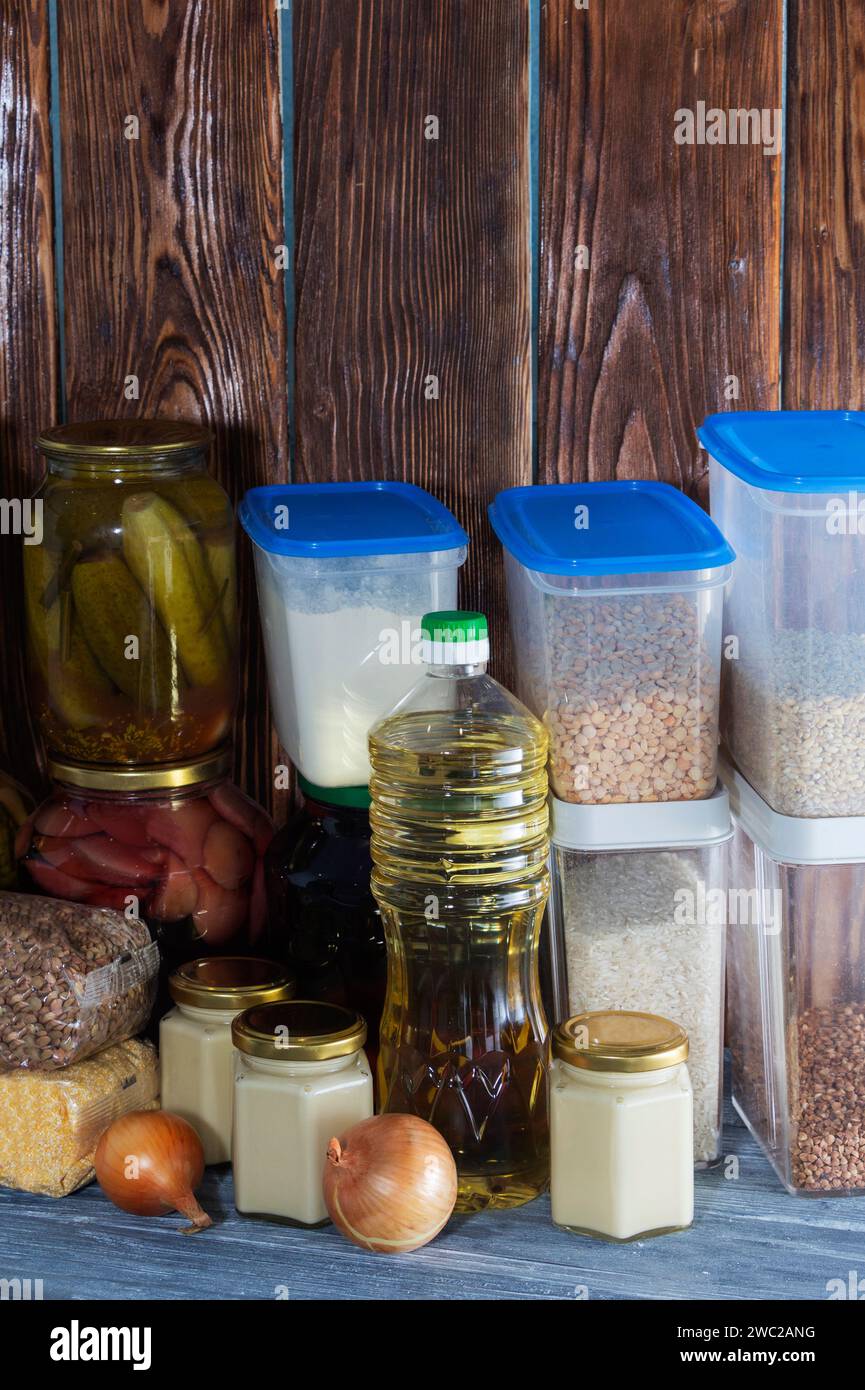 Nahrungsmittellieferungen für den Zeitraum der Quarantäneisolierung. Verschiedene Gläser mit Müsli, Pasta, Dosen mit Konserven. Stockfoto