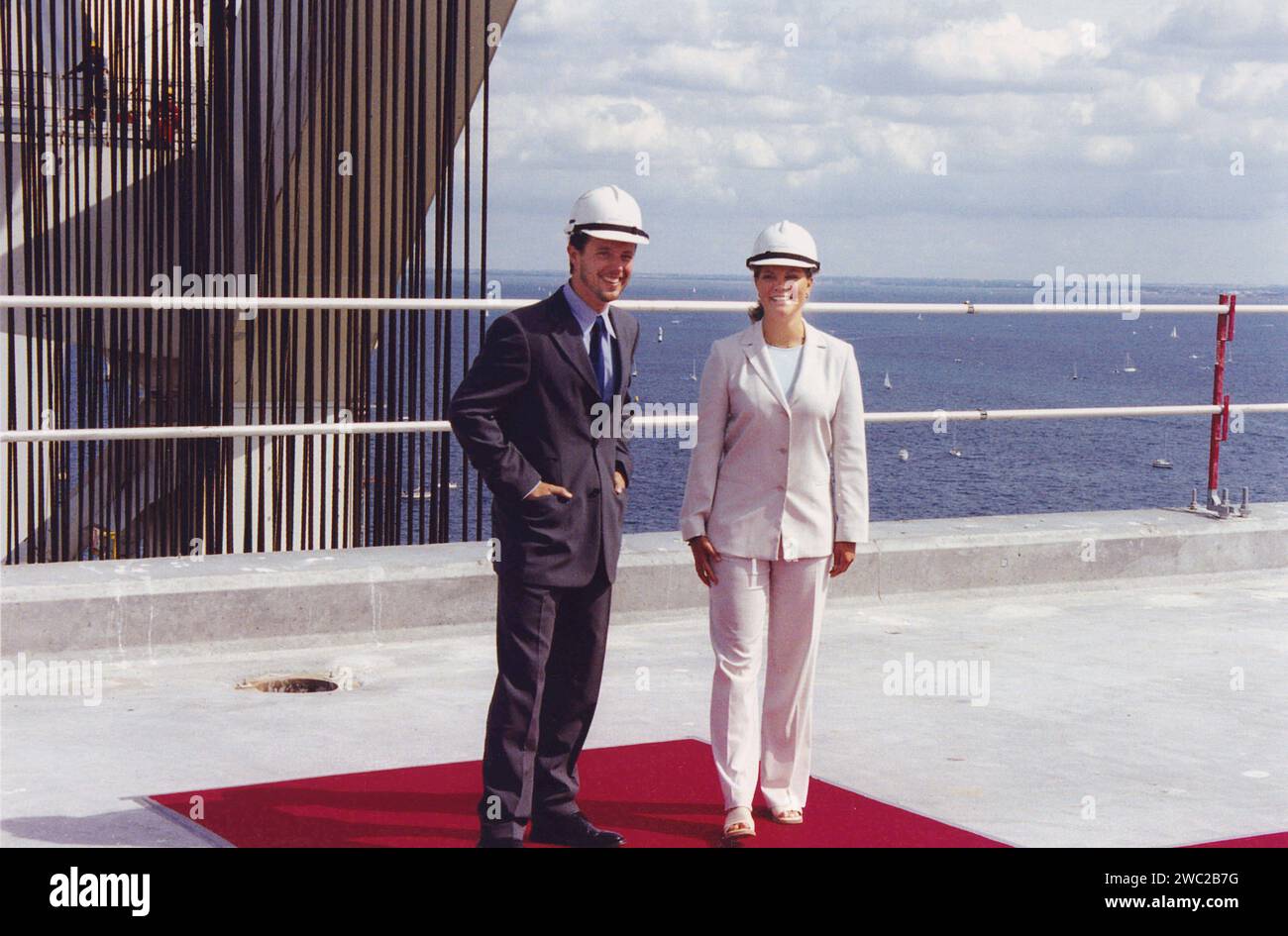 Oresund Link Brige /Denmasrk-Sweden/n14 August 1999 /Histoiral Images swdiswh Kronprinzessin Virocia begrüßt daniosch krunerten Prinzen Frederiks am oresund Link Bridge zwischen Dänemark und schweden mit Zug und Bus und Auto am königlichen Abend von der schwedischen und dänischen Wasser zur schwedischen Seite die königlichen Veranstaltungen von gradn. Photo.Francis Joseph Dean/Dean Pictures Stockfoto