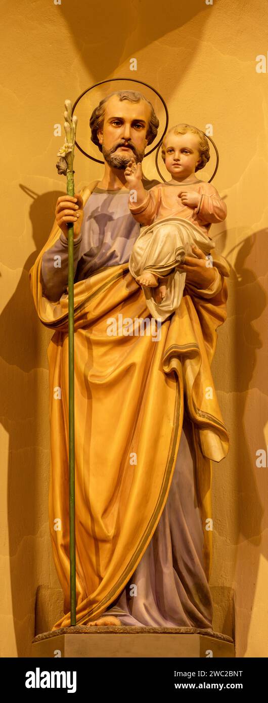 VICENZA, ITALIEN - 7. NOVEMBER 2023: Die Statue von St. Joseph in der Kirche Chiesa di Santo Stefano von unbekanntem Künstler. Stockfoto