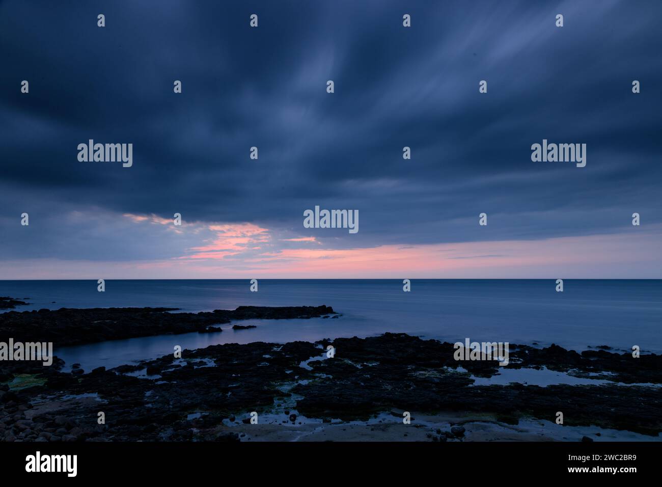 Sonnenuntergang über dem Atlantik von Portrush, County Londonderry, Nordirland Stockfoto