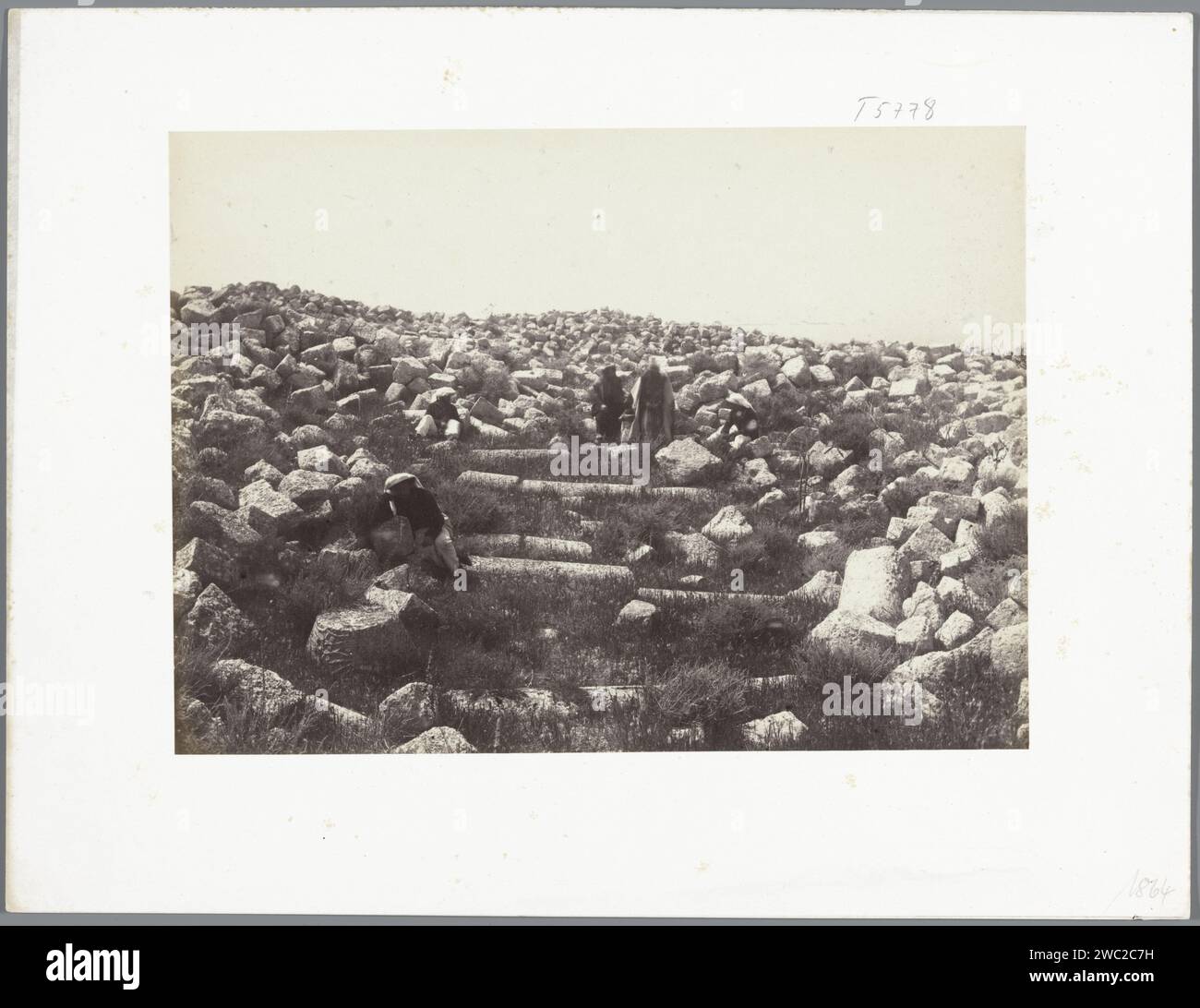 Jebel Musa im Süden des Sinai, Ägypten, Louis Vignes, 1864 Fotografie Papier. Landschaft mit Pappalbumendruck und Ruinen des Mount Sinai Stockfoto