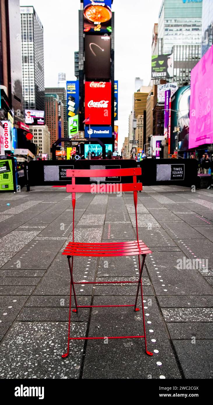 NEW YORK CITY, NEW YORK, USA - 10. JANUAR 2024: Leerer roter Stuhl auf dem Time Square Stockfoto