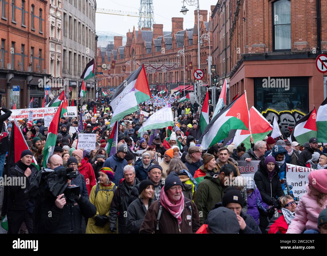 protestmarsch zur Forderung nach einem Waffenstillstand im israelischen Palästinenserkonflikt in Dublin, Irland. Stockfoto