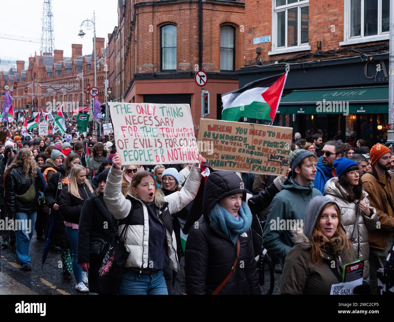 protestmarsch zur Forderung nach einem Waffenstillstand im israelischen Palästinenserkonflikt in Dublin, Irland. Stockfoto